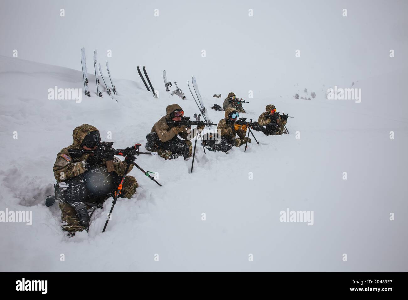 Sgt. 1. Klasse Tim McLaughlin, Ausbilder, USA Army Mountain Warfare School, Vermont Army National Guard, führt vor der Schießerei einen Kurs für Hochwinkelschüsse während des Edelweiss RAID 2023, 26. Februar 2023, Österreich durch. Die Teams müssen 20 Ziele auf 200 m Höhe angreifen, von oben nach unten schießen und für jedes verfehlte Ziel Strafgebühren erhalten. Stockfoto