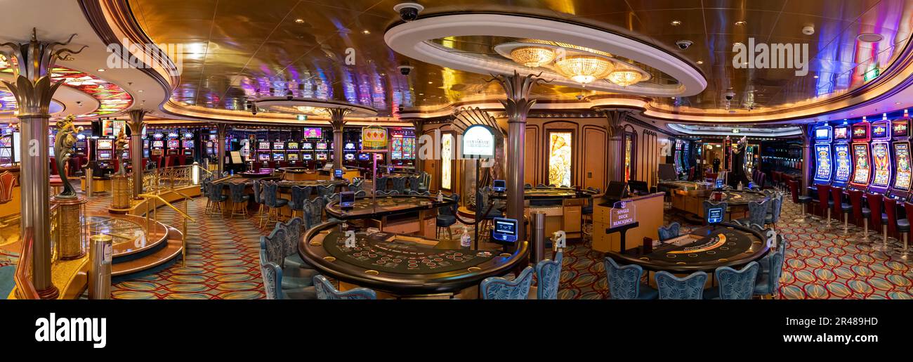 Las Vegas, Nevada, USA, 10. Februar 2023: Kreuzfahrtschiff-Kasino, das Blackjack und Spielautomaten umgibt und darauf wartet, dass Spieler und Touristen Geld ausgeben Stockfoto