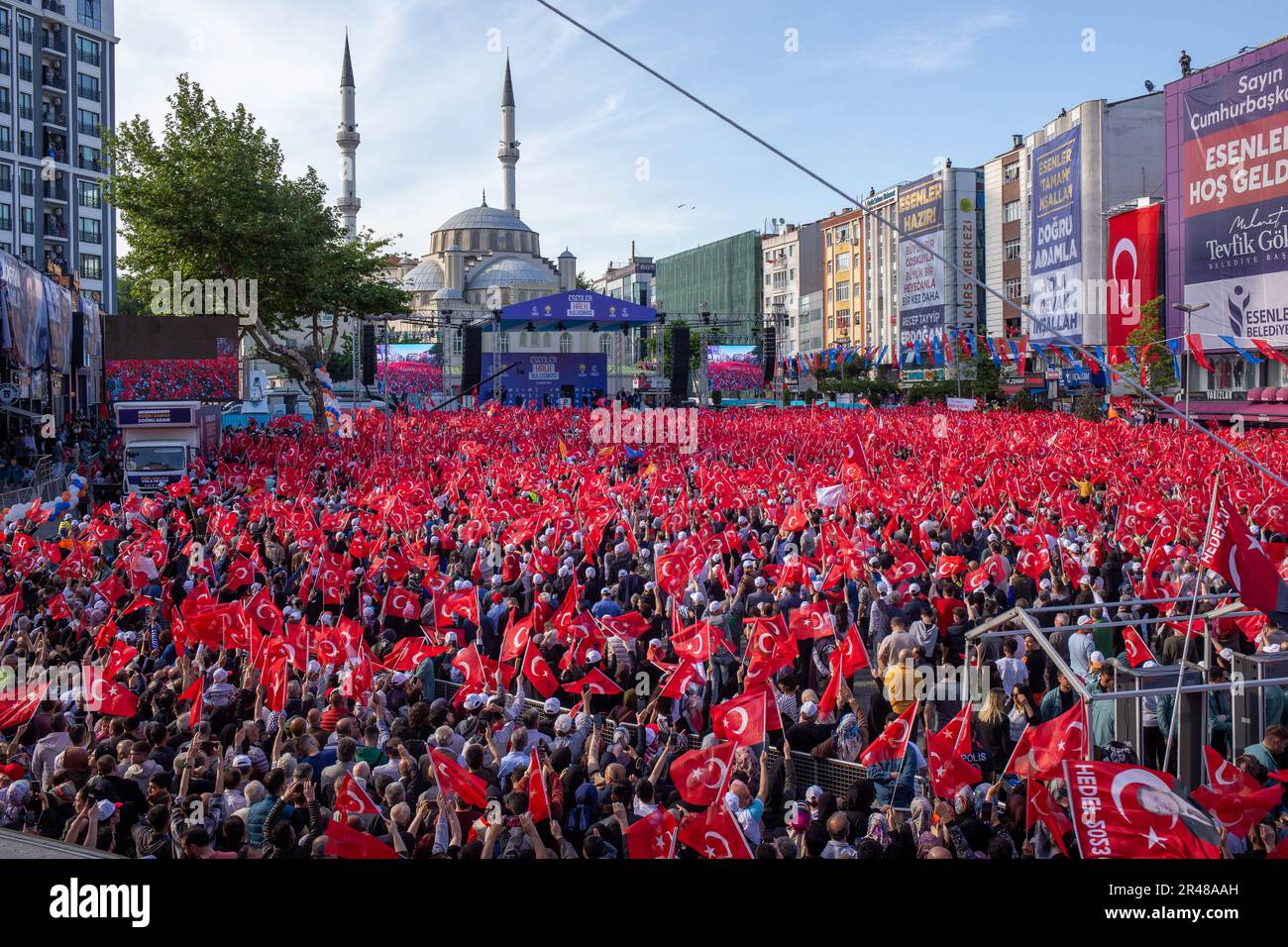 Istanbul, Türkei. 26. Mai 2023. Ein Meer aus Rot, während Anhänger Slogans singen und Flaggen schwenken, während Präsident Erdogan während einer Wahlkampfveranstaltung am 26. Mai 2023 in Istanbul vor der Menge spricht. Erdogan wurde zu einer abgeschlossenen Wahl gezwungen, als weder er noch sein Hauptherausforderer, Kilicdaroglu von der Republikanischen Volkspartei, CHP, mehr als 50 Prozent der Stimmen bei den Wahlen im Mai 14 erhielten. Die Schlussabstimmung findet am Sonntag, dem 28. Mai, statt. (Kreditbild: © Tolga Ildun/ZUMA Press Wire) NUR REDAKTIONELLE VERWENDUNG! Nicht für den kommerziellen GEBRAUCH! Stockfoto