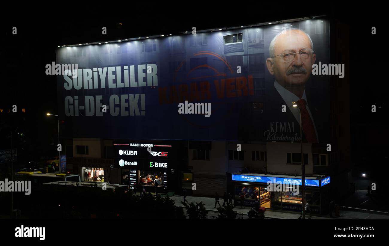 Istanbul, Istanbul, Türkei. 26. Mai 2023. Kemal Kilicdaroglu, Vorsitzender der Republikanischen Volkspartei (CHP) und Präsidentschaftskandidat der Nation Alliance, erklärte, dass nach den Präsidentschaftswahlen 13., die die zweite Runde gewonnen hätten, Flüchtlinge innerhalb eines Jahres nach ihrem Amtsantritt in die Türkei entsandt würden. (Kreditbild: © Sedat Elbasan/ZUMA Press Wire) NUR ZUR REDAKTIONELLEN VERWENDUNG! Nicht für den kommerziellen GEBRAUCH! Stockfoto