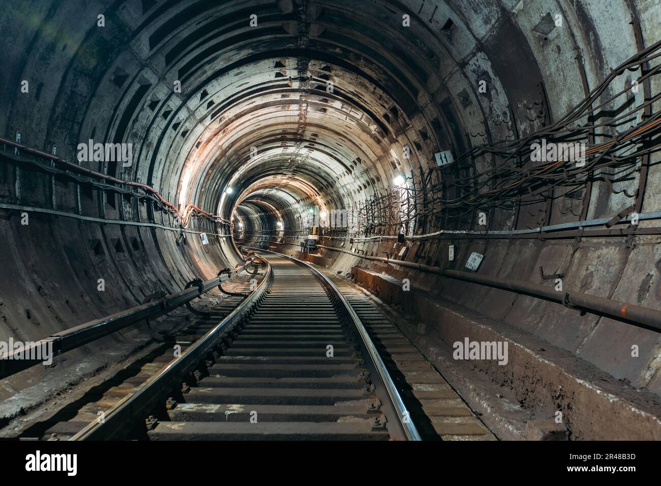 Runder unterirdischer U-Bahn-Tunnel mit Tubing. Stockfoto
