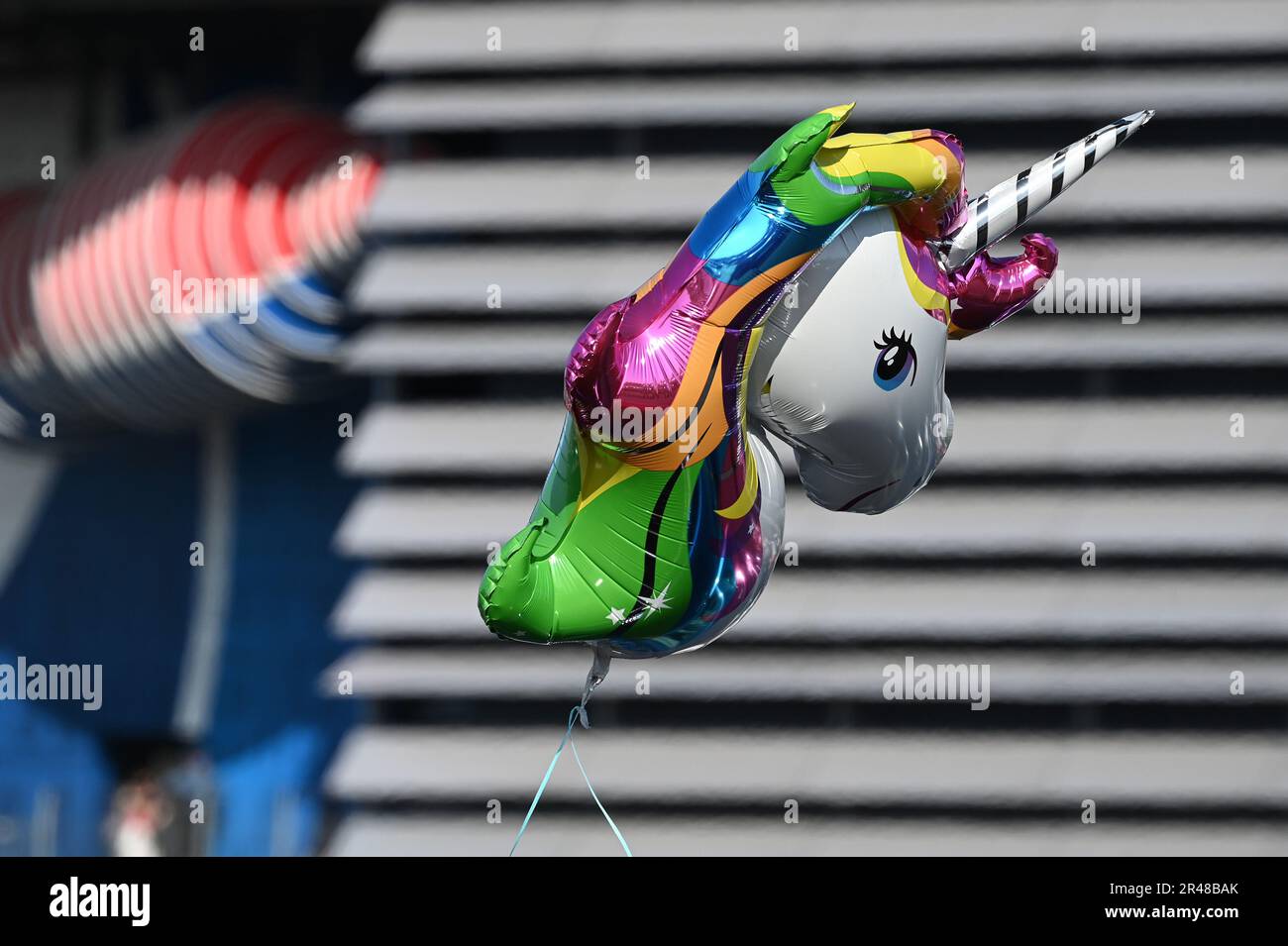 East Rutherford, USA. 26. Mai 2023. Ein mylar-Einhorn-Ballon ist an einem Auto befestigt, damit Freunde sich vor dem Start eines Taylor Swift-Konzerts im MetLife Stadium, East Rutherford, NJ, treffen können, 26. Mai 2023. (Foto: Anthony Behar/Sipa USA) Guthaben: SIPA USA/Alamy Live News Stockfoto