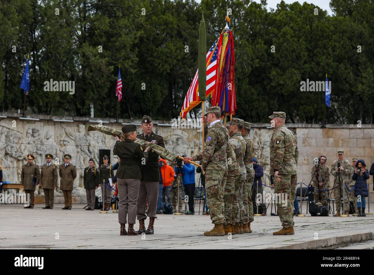 Major General JP McGee und Sergeant Major Veronica C. knapp, 101. Division (Luftangriff) Hauptquartier, spielen die Farben der Division während der Zeremonie zur Übertragung der Autorität am 5. April 2023 an der Carol I National Defense University im Zentrum von Bukarest. Der Hauptsitz der Airborne Division 101. traf im Juni 2022 in Südosteuropa ein, nachdem die US-Regierung beschlossen hatte, einen weiteren Hauptsitz in Europa hinzuzufügen. Stockfoto