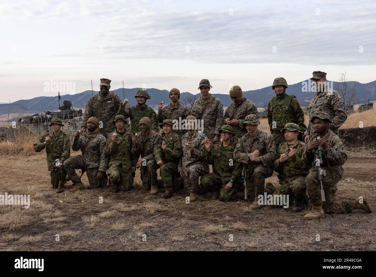 USA Marines mit Bataillon Landing Team 1/4, 31. Marine Expeditionary Unit und Soldaten des 1. Regimental Landing Team, Japan Ground Self-Defense Force, präsentieren ihre herausfordernden Münzen am 23. Februar 2023 in Hijudai, Japan. Die Münzen wurden Marines und Soldaten als Anerkennung für ihre herausragende Initiative und ihren herausragenden Dienst während der Iron Fist 23 verliehen. Iron Fist ist eine jährliche bilaterale Übung, die darauf abzielt, die Interoperabilität zu erhöhen und die Beziehungen zwischen den USA zu stärken Marine Corps, die USA Navy, die JGSDF und die japanische Seeschifffahrts-Selbstverteidigungskräfte. Stockfoto