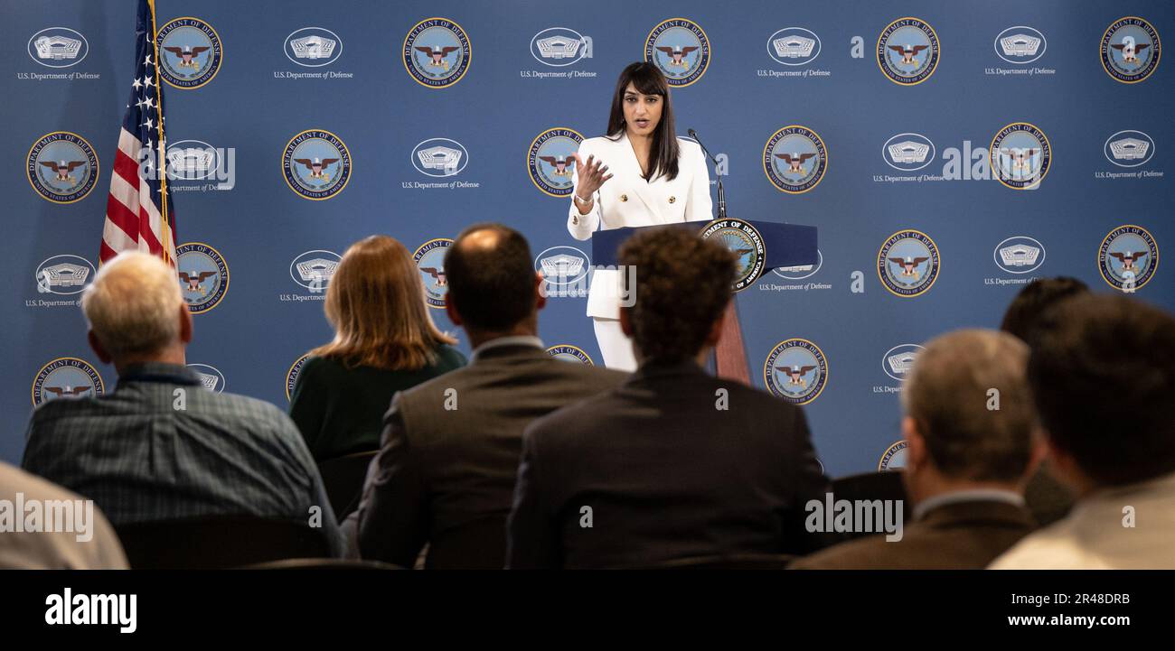 Stellvertretende Pentagon-Pressesprecherin Sabrina Singh spricht während einer Pressebriefing vor der Kamera im Pentagon, Washington, D.C., am 22. Februar 2022. Stockfoto