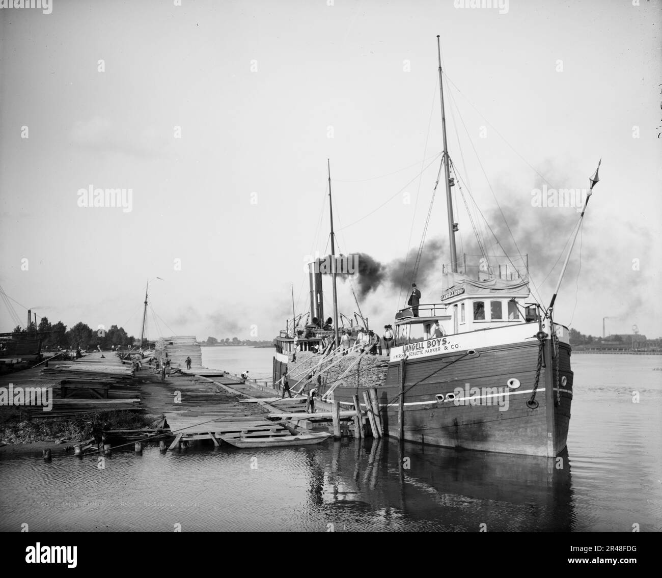 Wir entladen Holz, Saginaw, Michigan, zwischen 1900 und 1910. "Langell Boys" auf einem Frachter. Stockfoto