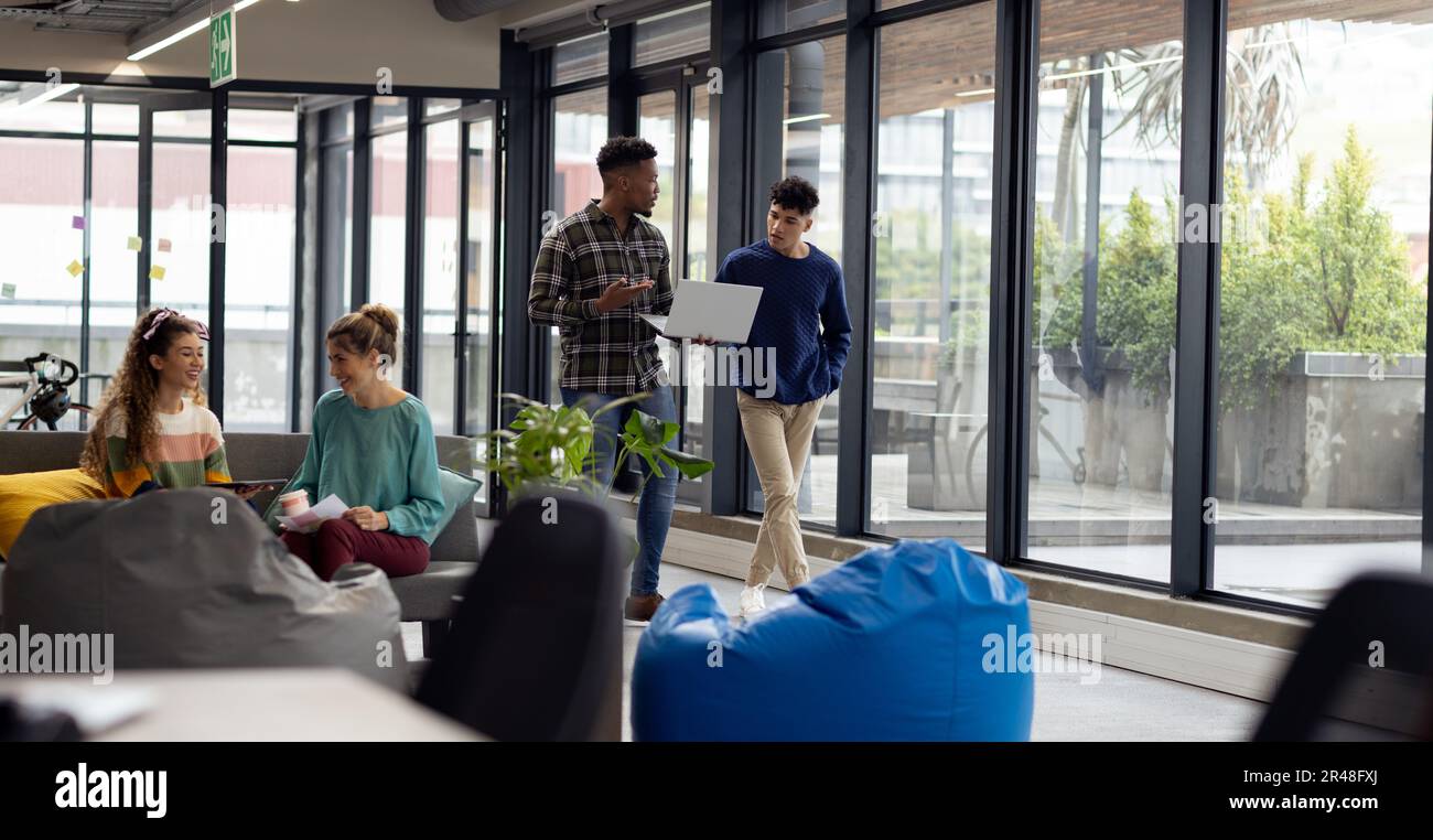Vielbeschäftigte Geschäftsleute mit Laptop, die ihre Arbeit im Büro besprechen, ohne Änderungen vorzunehmen Stockfoto