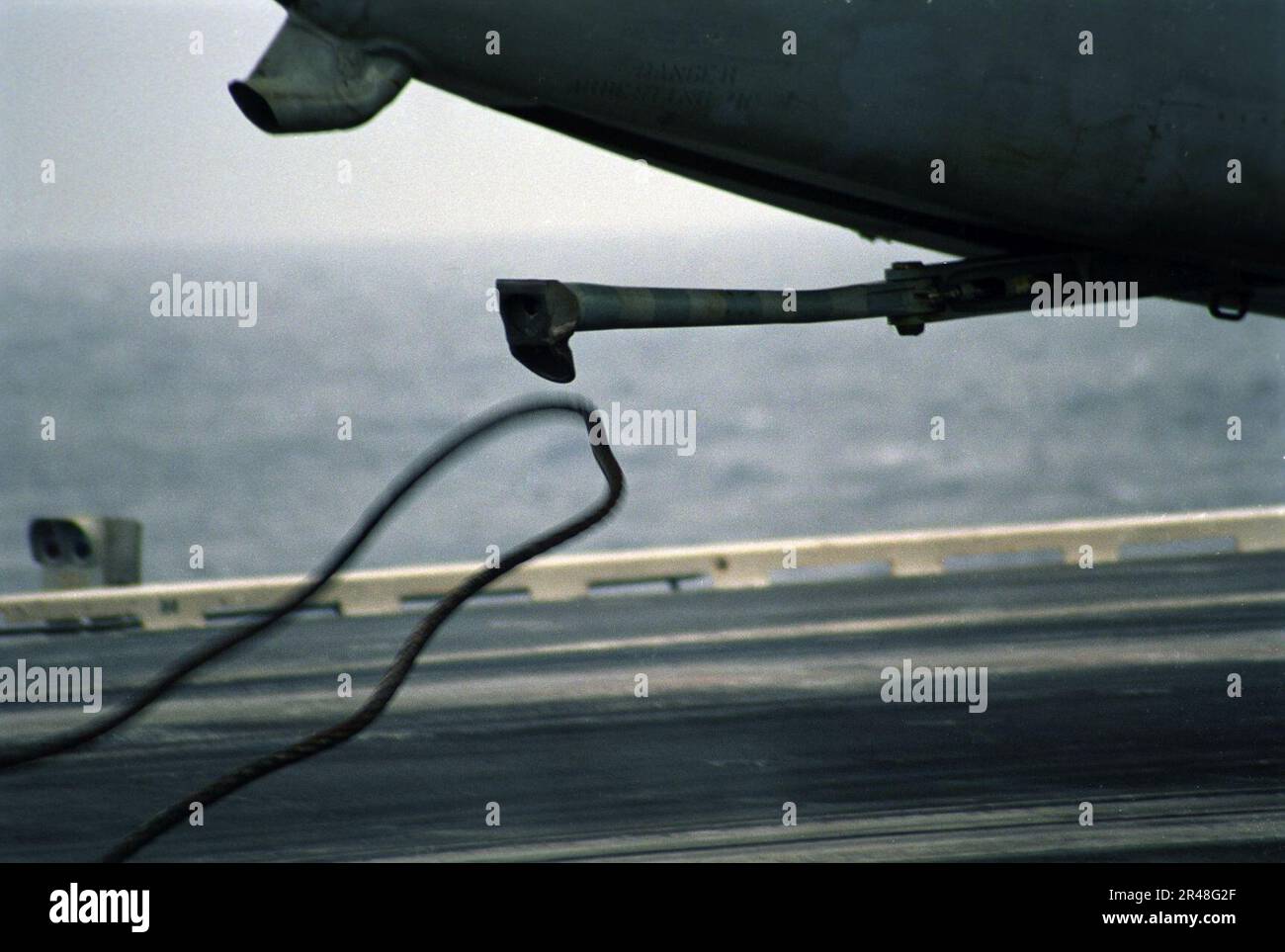 US Navy ein Fangdraht fällt von einem S-3B Wikingerhaken ab, der nach der Landung an Bord des Flugzeugträgers USS Constellation (CV 64) stoppt. Stockfoto