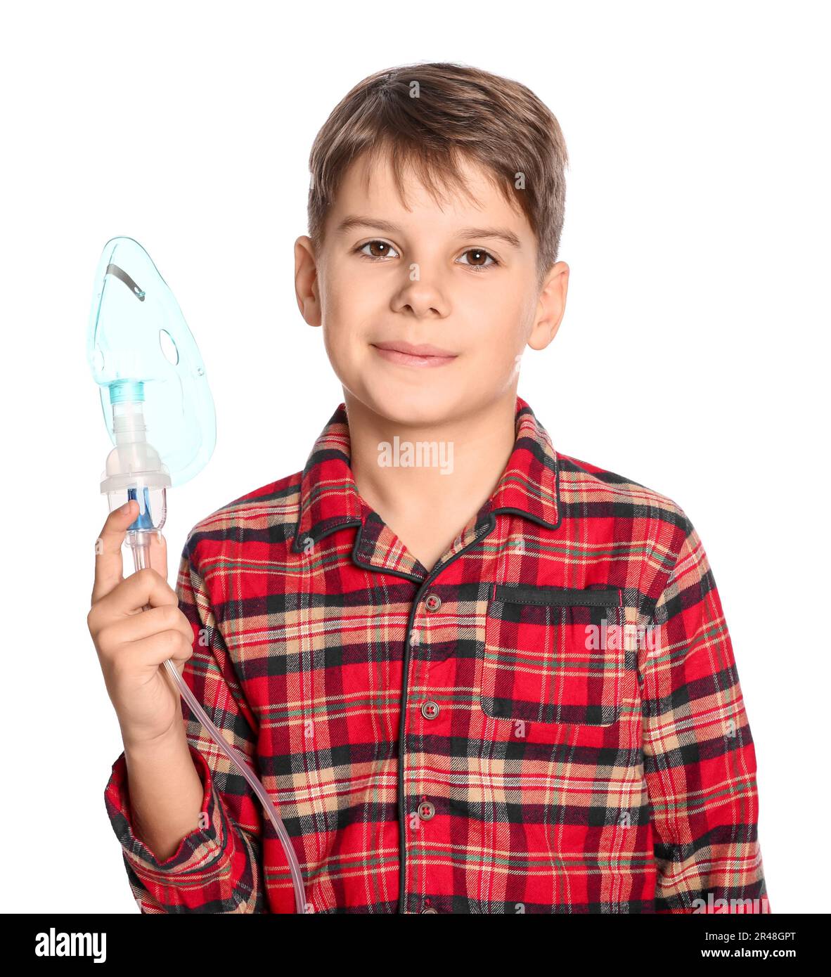 Ein Junge, der einen Vernebler zur Inhalation auf weißem Hintergrund hält Stockfoto