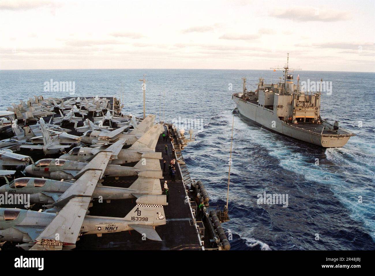 US Navy USNS Mount Baker (T-AE 34) Nachschub USS Theodore Roosevelt (CVN 71) Stockfoto
