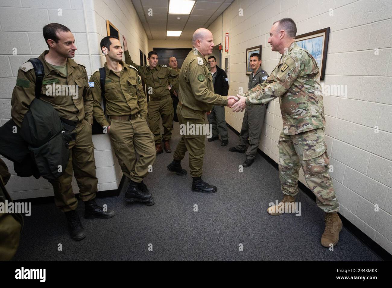 Major General Hiddey Zilberman, Zweiter von rechts, Attaché der israelischen Verteidigung und Streitkräfte bei den Vereinigten Staaten, US-Münzen Armeemeister Andrew P. Glatz, rechts, Oberlehrer der Artillerie, 3. Bataillon, 254. Regiment, New Jersey Army National Guard, im New Jersey Army National Guard Training Complex, Joint Base McGuire-Dix-Lakehurst, New Jersey, 28. März 2023. Zilberman und seine Mitarbeiter sahen den kleinen Unmanned Aerial System Klassroom, Digital Sand Table, Engagement Skills Trainer II, Indoor Village for Military Operations in Urban Training, Virtual Convoy Operations Trainer und die Regiona Stockfoto