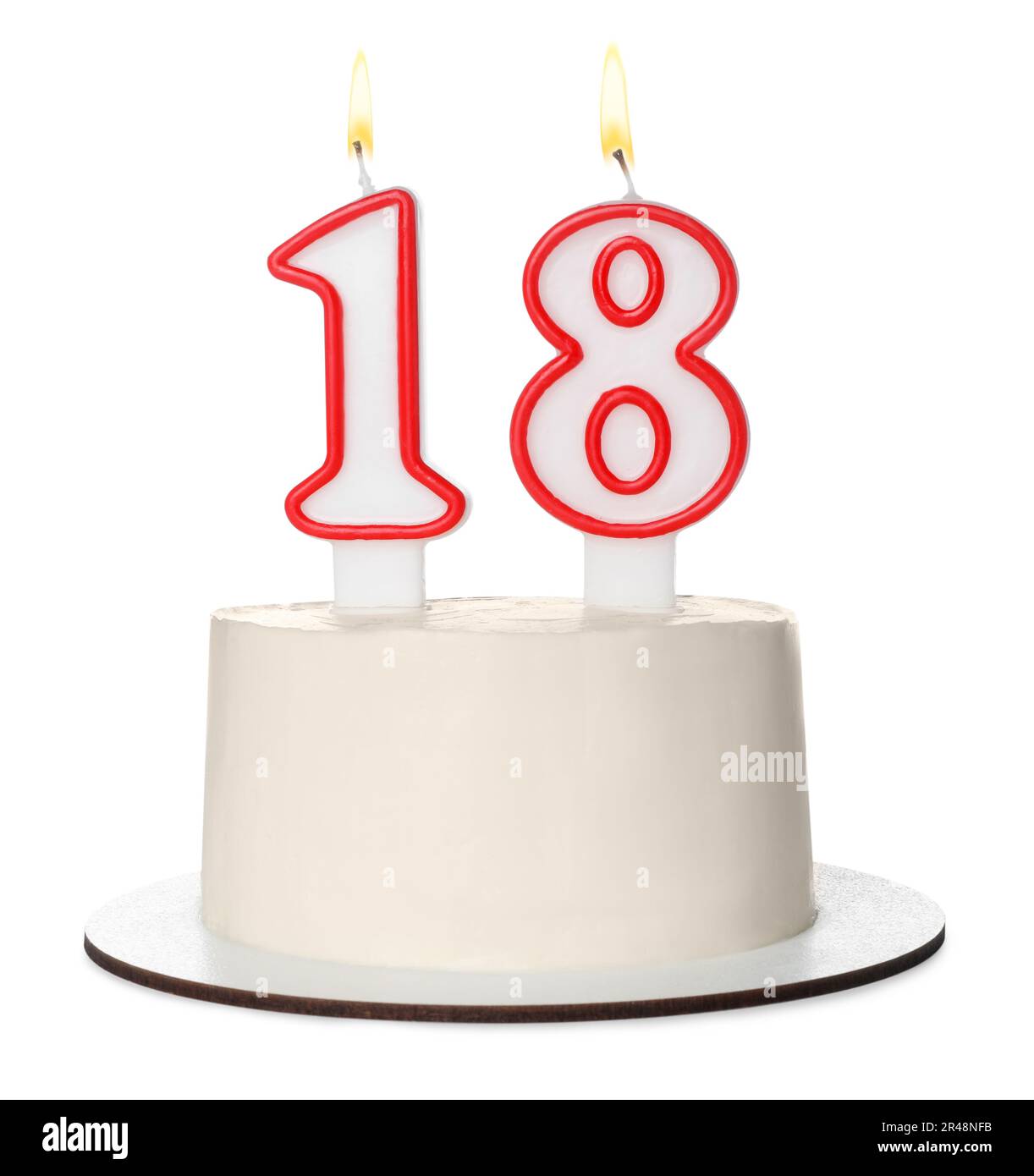 Zum 18. Geburtstag. Köstlicher Kuchen mit zahlenförmigen Kerzen für eine Party, isoliert auf Weiß Stockfoto