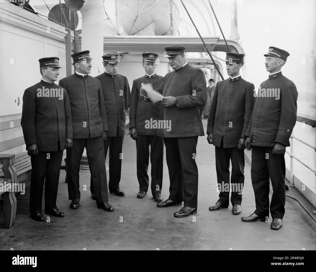 Offiziersgruppe an Deck, Greenwich, Conn., zwischen 1905 und 1915. Stockfoto