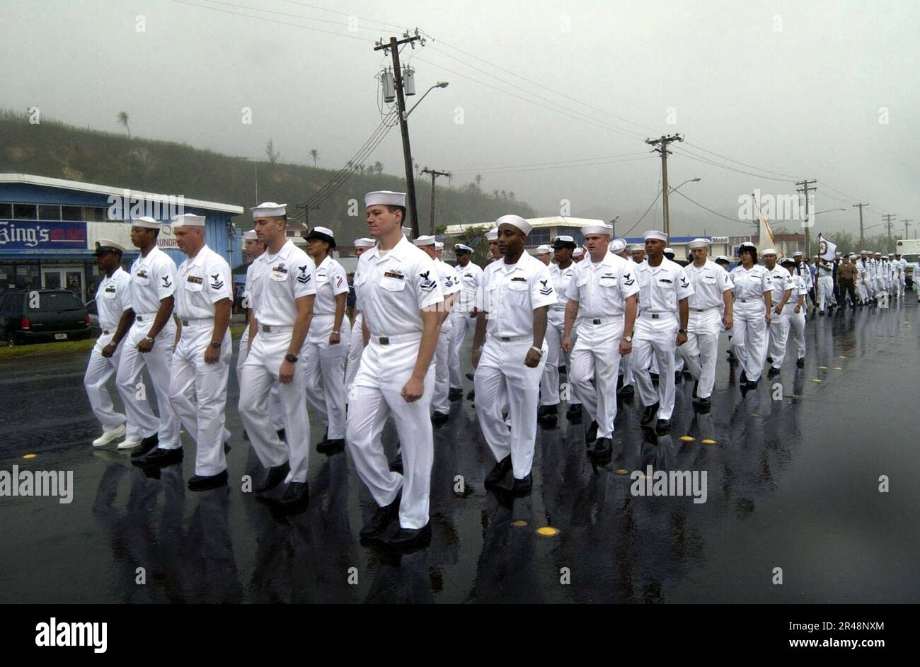 Marinepersonal der US Navy marschiert stolz während Guams Liberation Day Parade Stockfoto