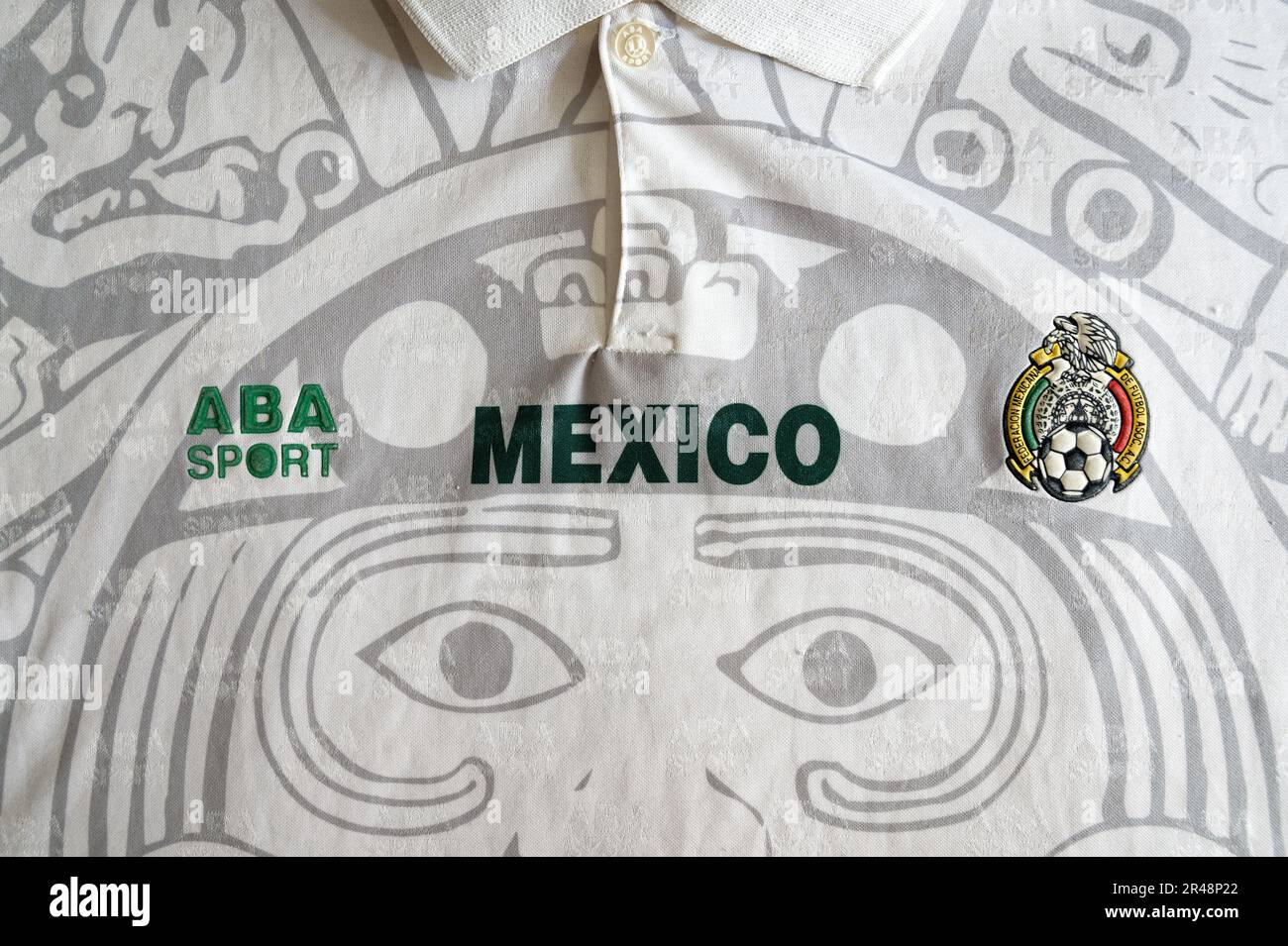 Klassisches Fußballtrikot der mexikanischen Nationalmannschaft. 90s Fußballtrikot mit aztekenkalender. Stockfoto