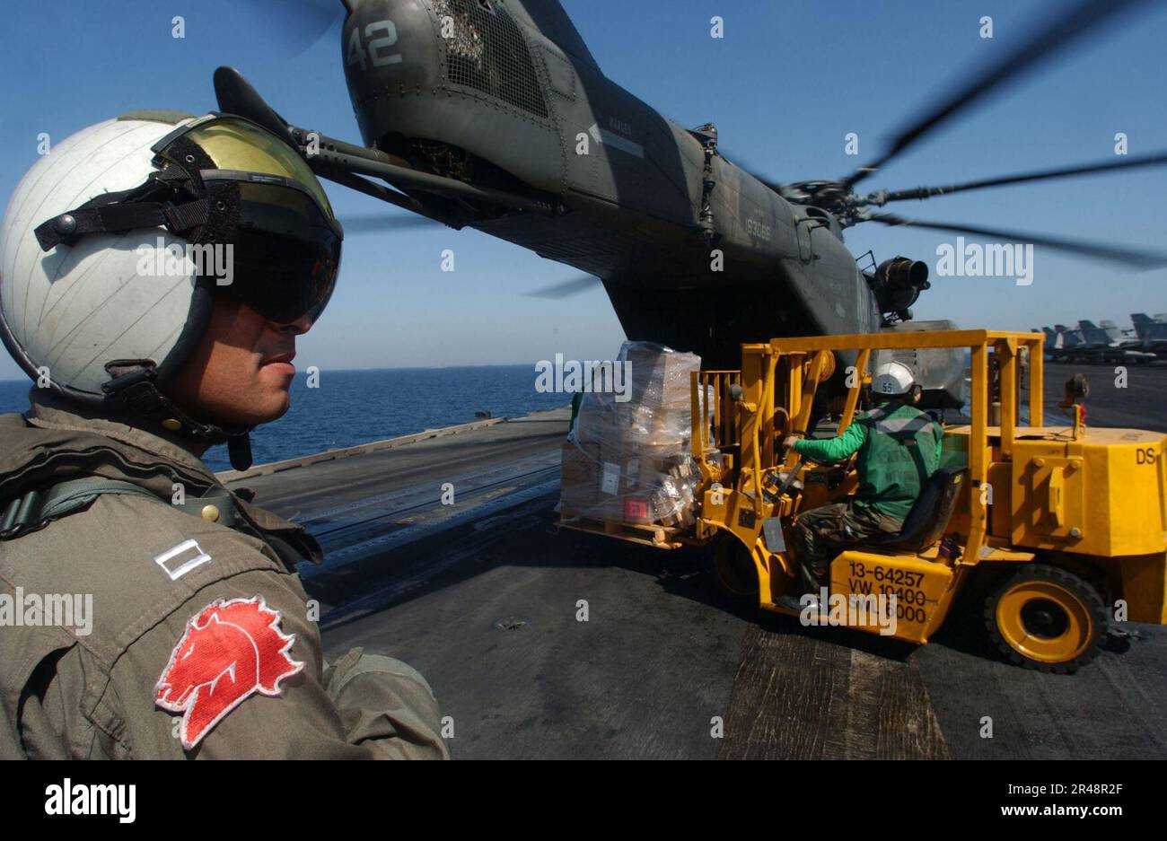 US Navy lädt einen MH-53 Sea Dragon ab Stockfoto