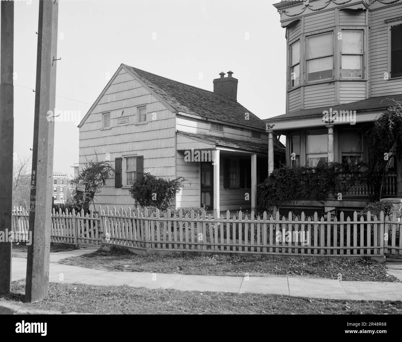 Edgar Allen Poe Cottage, New York, c.between 1910 und 1920. "Das Edgar Allen Poe Cottage, 1844-1849" auf dem Gebäude. Stockfoto