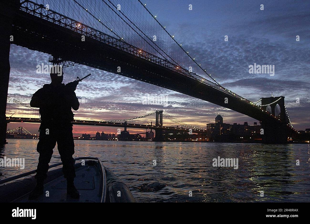 DIE US Navy MSST steht Wache bei der Brooklyn Bridge Stockfoto