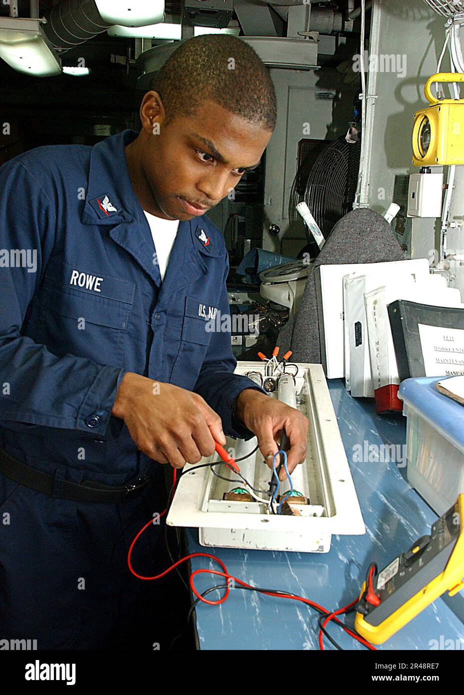 US Navy Electrician's Mate führt Tests in der Batterie- und