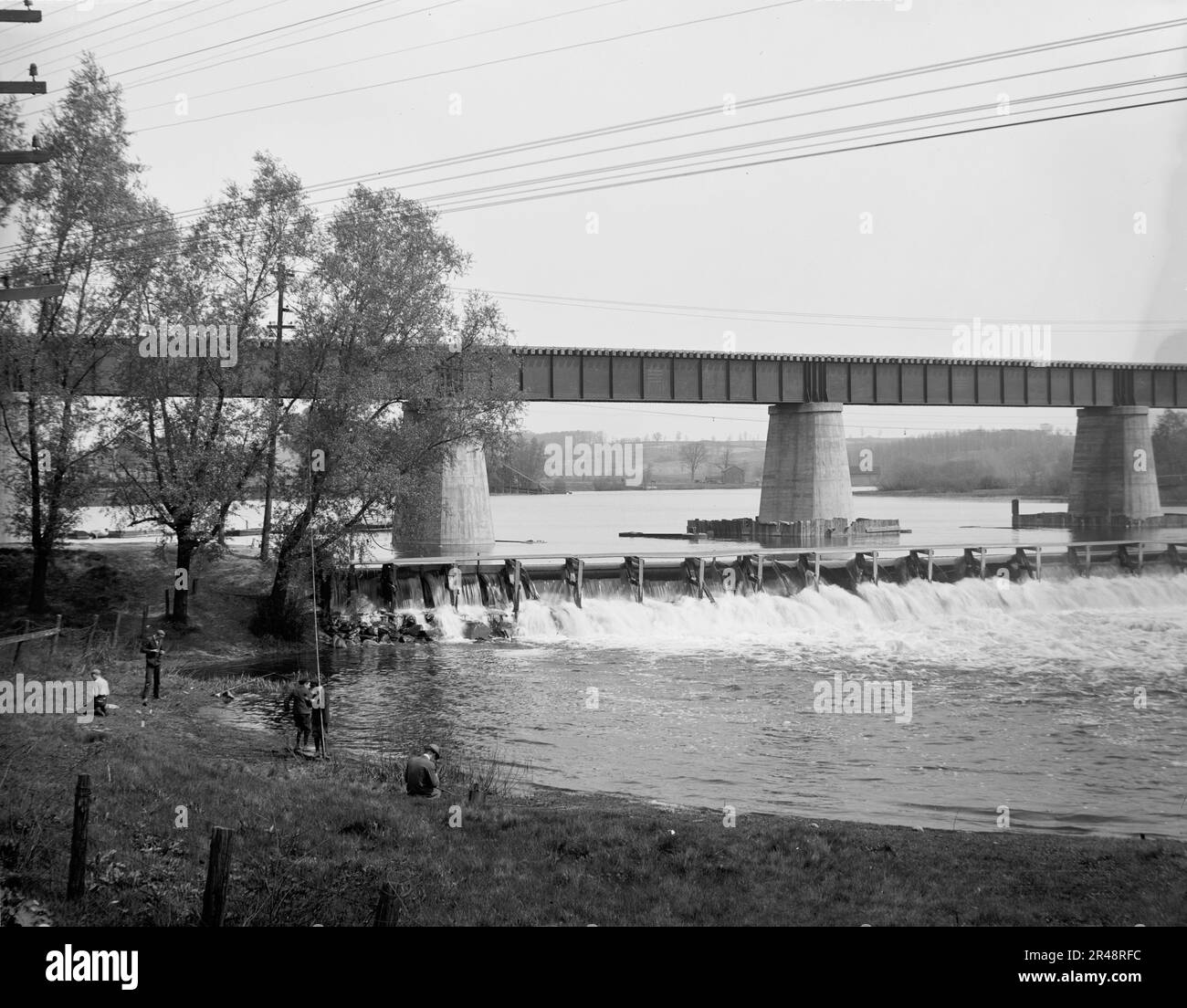 Huron River Damm, Ann Arbor, Michigan, zwischen 1910 und 1920. Stockfoto