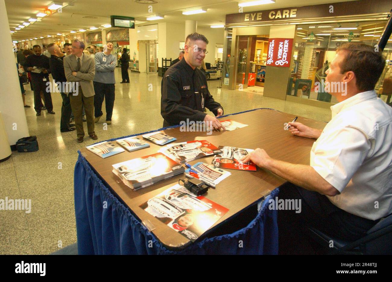 US Navy Sailor erhält ein signiertes Foto vom NASCAR-Rennfahrer Mike Wallace in der Haupthalle des Pentagon Stockfoto