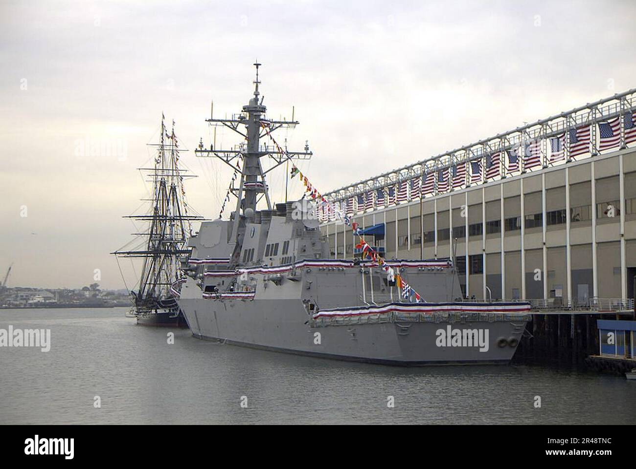 DIE US Navy USS Preble (DDG 88) hielt ihre Zeremonie am Commonwealth Pier im Süden Bostons ab, während sie Bug an Bug mit der USS Constitution festsaß Stockfoto