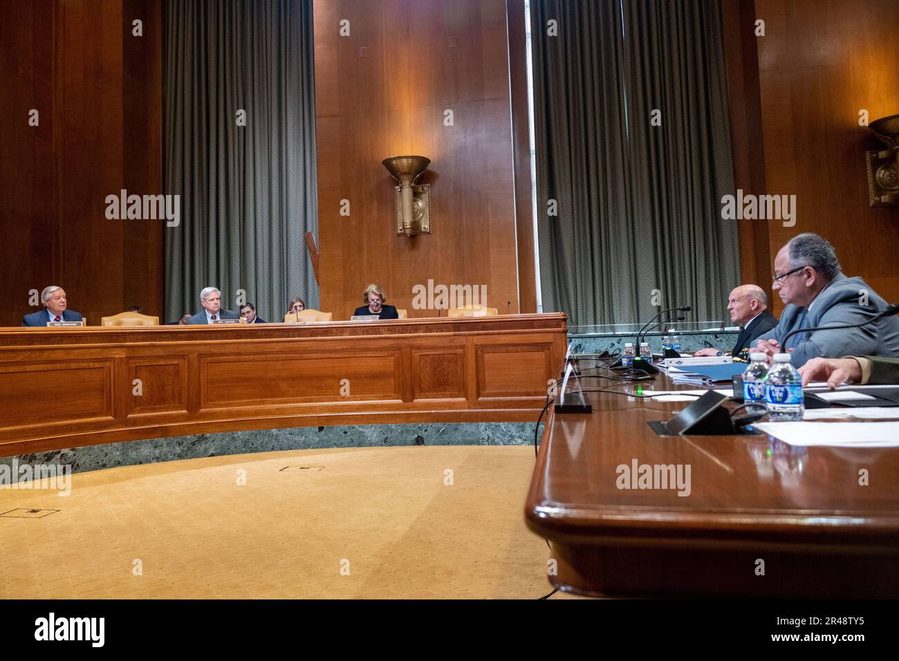 WASHINGTON (28. Mai 2023) Chief of Naval Operations (CNO) ADM. Mike Gilday hat bei der Anhörung des Senat Appropriations SubCommittee on Defense eine Aussage zum Verteidigungsbudget des Geschäftsjahres 2023 gemacht. Stockfoto