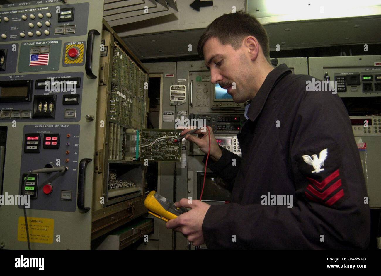 US Navy Aviation Electronics Technician Klasse 1. führt die Fehlersuche