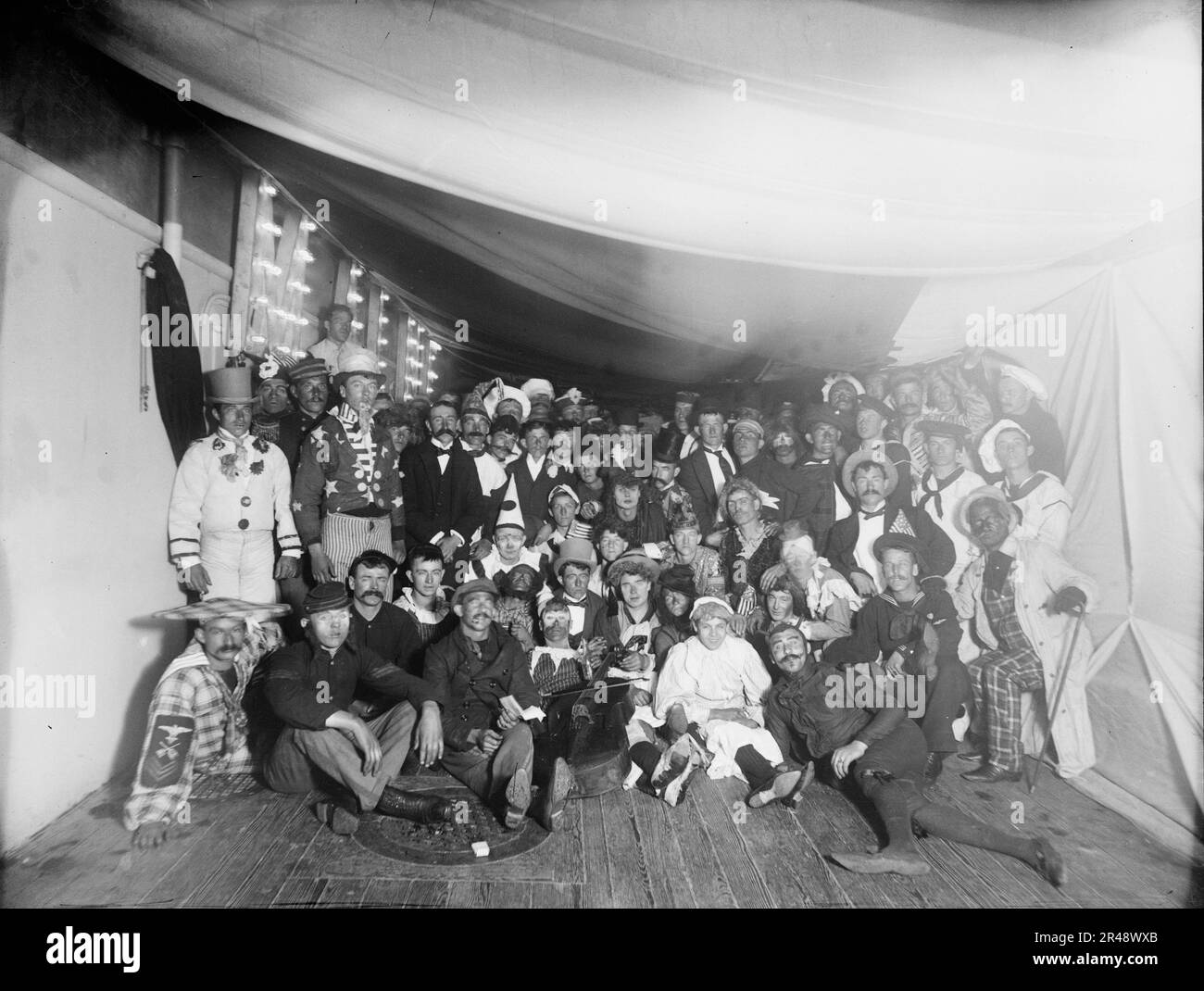 U.S.S. Maine, ein schicker Kleiderball, 1896. Stockfoto