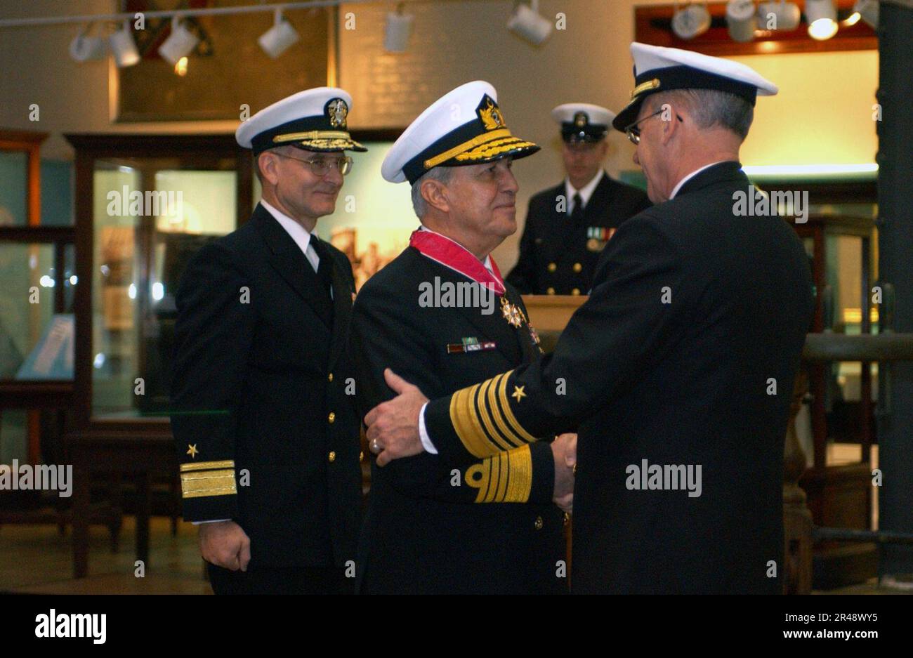 US-Marineadmiral Bulent Alpakaya, Kommandeur der türkischen Marinestreitkräfte, wird die Legion of Merit von Admiral Vern Clark, Stockfoto