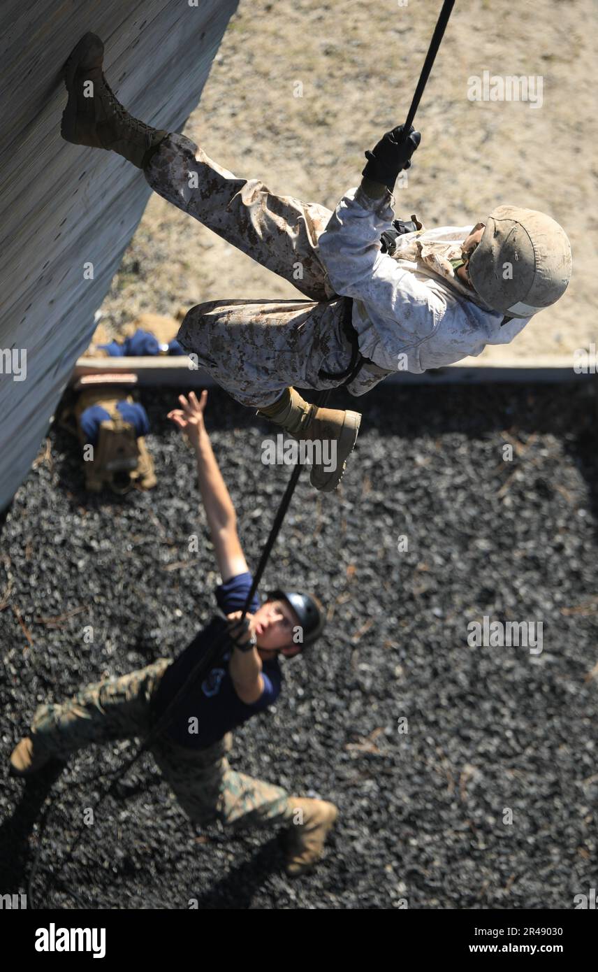 Rekruten bei Lima Company, 3. Recruit Training Battalion, Tackle the Abseilturm in Marine Corps Recruit Depot Parris Island, S.C., 9. Januar 2023. Der 47 m hohe Abseilturm hilft Rekruten, ihre Höhenangst zu überwinden und ihrer Ausrüstung zu vertrauen. Stockfoto