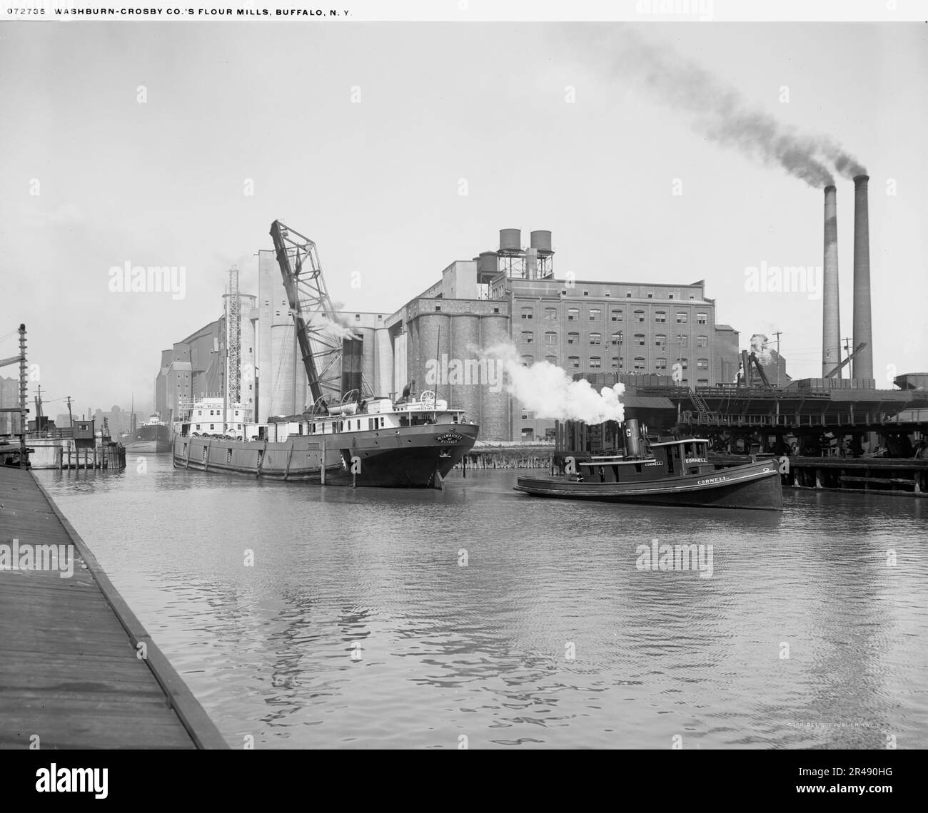 Washburn-Crosby Co.'s Flour Mills, Buffalo, N. Y., c.between 1910 und 1920. "Milwaukee von Buffalo" auf einem Frachtschiff, "Cornell" auf einem Schlepper. Stockfoto