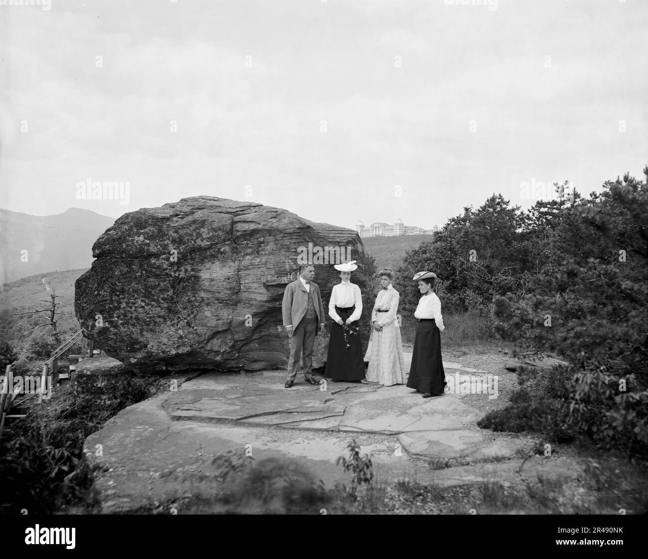 Herr H.E. Eder und Familie im Bowlder [d. h. Boulder] Rock, zwischen 1900 und 1905. Hotel Kaaterskill im Hintergrund. Stockfoto