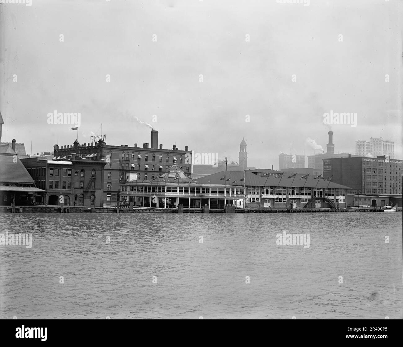 Wayne Hotel und Pavilion vom Fluss, Detroit, Michigan, zwischen 1900 und 1915. Stockfoto