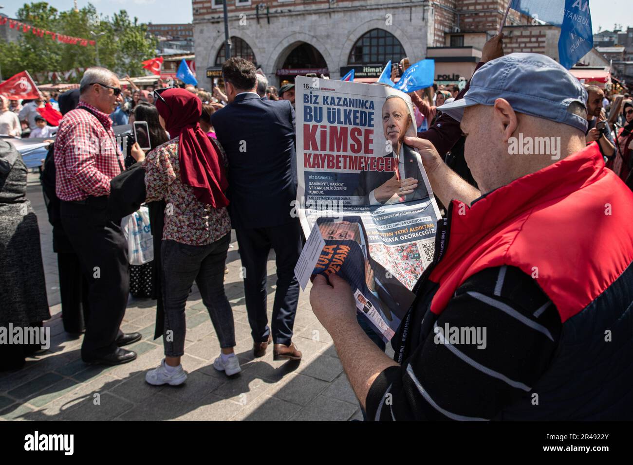 Istanbul, Türkei. 26. Mai 2023. Ein Mann liest eine Zeitung mit dem Foto des Präsidenten der Republik Türkei, Recep Tayyip Erdogan, während der zweiten Runde der türkischen Präsidentschaftswahlen. Die Bürger werden am 28. Mai 2023 für die Präsidentschaftswahlen 2. Runde abstimmen, bei denen der Präsident der Republik Türkei, Recep Tayyip Erdogan, und der Vorsitzende der Opposition, der Vorsitzende der Republikanischen Volkspartei (CHP), Kemal Kilicdaroglu, kandidieren. Kredit: SOPA Images Limited/Alamy Live News Stockfoto