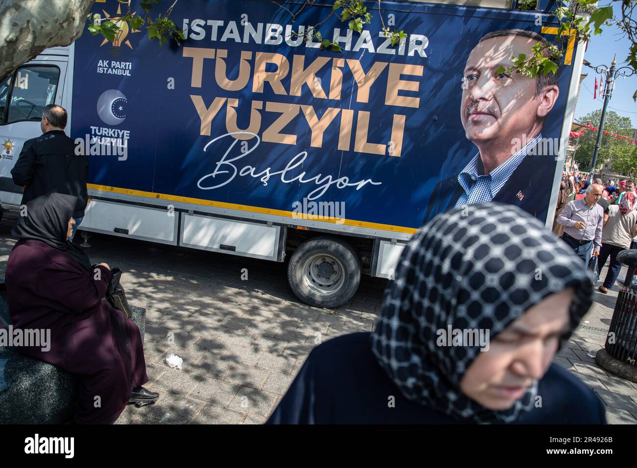 Istanbul, Türkei. 26. Mai 2023. Ein Wahlkampf-Truck mit der Aufschrift „Istanbul ist bereit, das Jahrhundert der Türkei beginnt“ mit dem Foto des Präsidenten der Republik Türkei, Recep Tayyip Erdogan, das während der zweiten Runde der türkischen Präsidentschaftswahlen gesehen wurde. Die Bürger werden am 28. Mai 2023 für die Präsidentschaftswahlen 2. Runde abstimmen, bei denen der Präsident der Republik Türkei, Recep Tayyip Erdogan, und der Vorsitzende der Opposition, der Vorsitzende der Republikanischen Volkspartei (CHP), Kemal Kilicdaroglu, kandidieren. Kredit: SOPA Images Limited/Alamy Live News Stockfoto