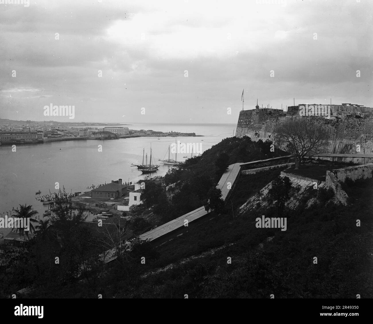Cabanas, La Punta, und Hafenmündung, Havanna, zwischen 1880 und 1901. Stockfoto