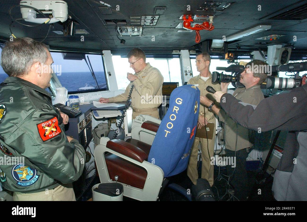 US Navy Konteradmiral John D. Stufflebeem, Commander Task Force 60, spricht vor der Besatzung der USS Harry S. Truman (CVN 75) Stockfoto