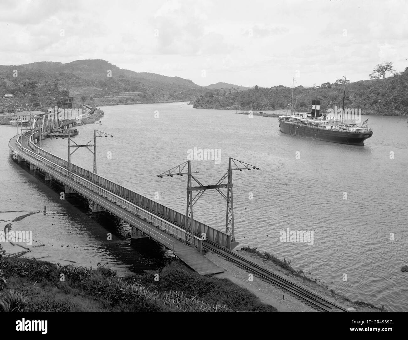 Dampfschiff, vorbei an der Chagres River Crossing, zwischen 1904 und 1920. Das Foto zeigt den SS Colon. (Quelle: C. Seavey, 2021.) Stockfoto