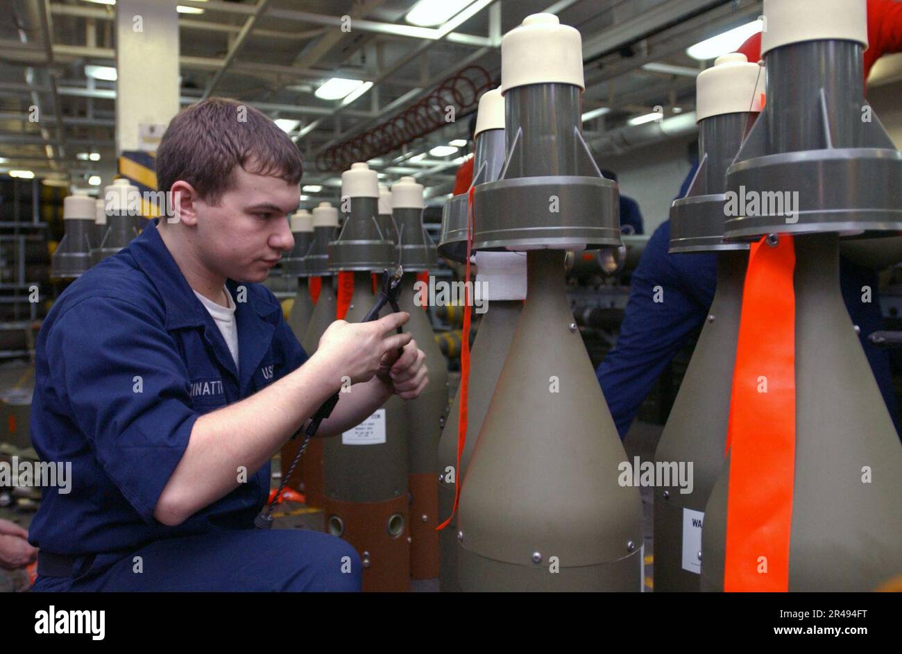 US Navy und Aviation Ordnanceman arbeiten an Computer Control Group Einheiten von 500-lb-GBU-12-lasergesteuerten Bomben Stockfoto