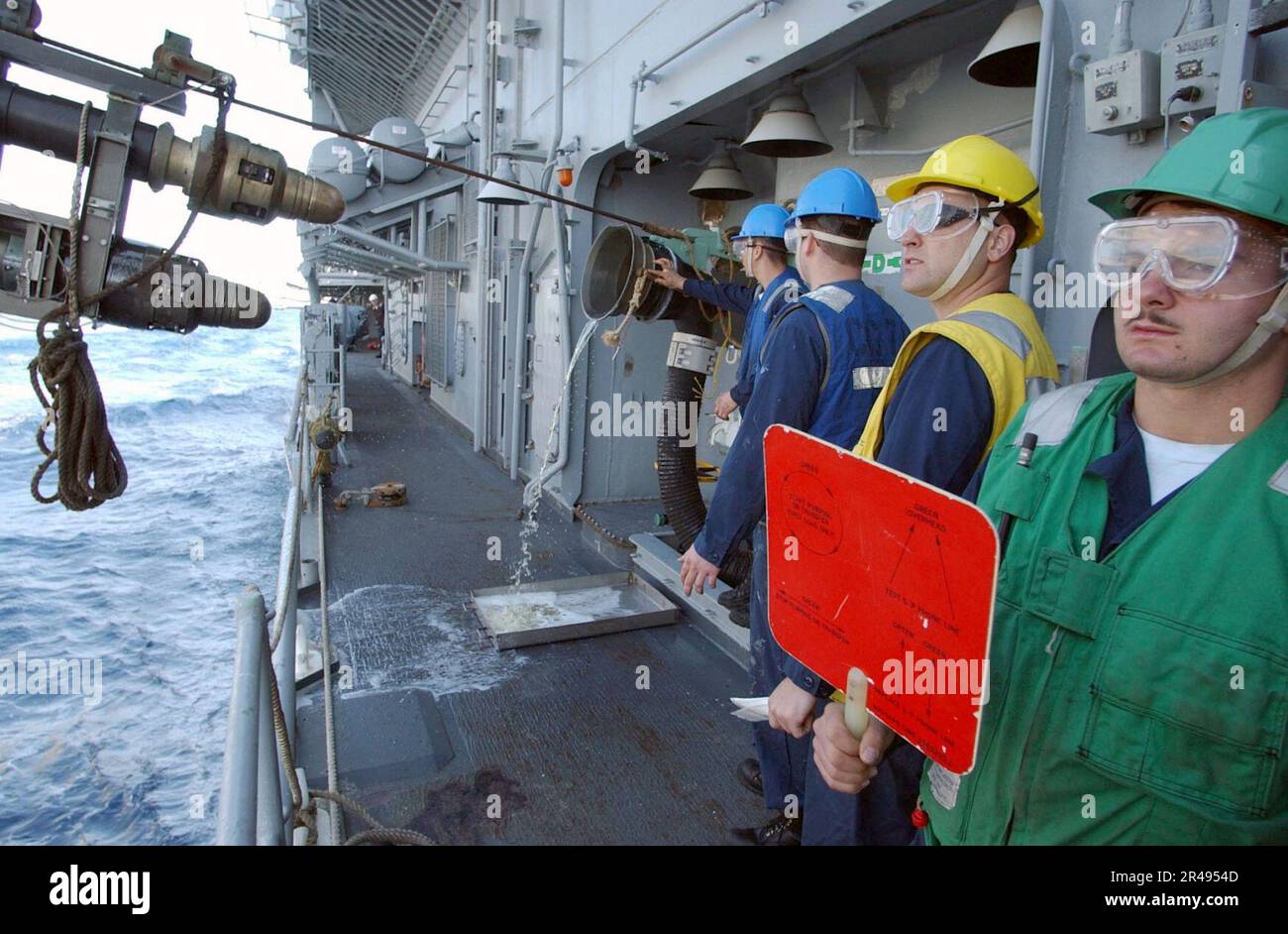 US Navy Crewmitglieder, die Station 7 betanken, an Bord des geführten Raketenkreuzers USS Cape St. George (CG 71) gibt das Signal, die Betankungssonde während einer laufenden Auffüllung zu deaktivieren (UNREP) Stockfoto