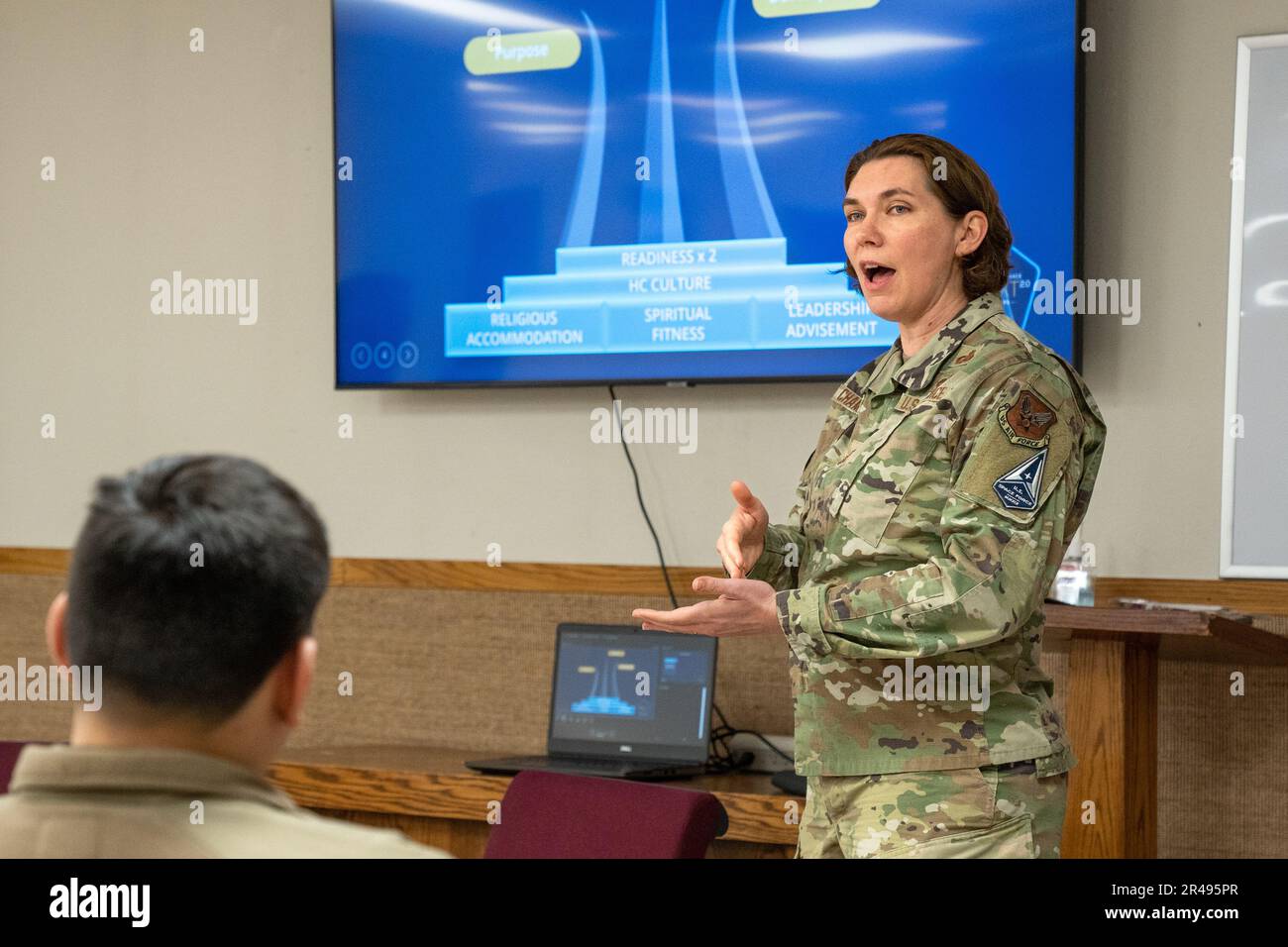 Chief Master Sgt. Sadie Chambers, USA Air Force Religiöse Angelegenheiten Karrieremanager, Neuauflage der Stiftungen des Kaplan-Korps der USAF mit den religiösen Unterstützungsteams der Joint Base Elmendorf-Richardson in der Midnight Sun Chapel am 20. Januar 2023 in JBER, Alaska. Während des Briefs betonten die Kammern, wie die Kaplan von heute darauf vorbereitet sein müssen, den unterschiedlichen Bedürfnissen der Airmen und Wächter der heutigen Luftwaffe gerecht zu werden. Stockfoto