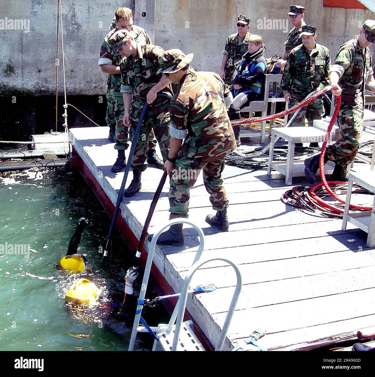 US Navy Chief Hospital Corpsman und Boatswain's Mate 1. Klasse beide MK-21 Taucher brechen die Wasseroberfläche Stockfoto