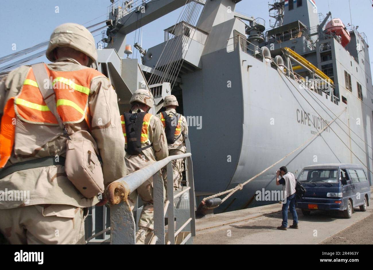 US Navy USA Armeesoldaten der 4. Infanteriedivision (4. ID) gehen an Bord des militärischen Transportschiff „Cape Victory“, um Ausrüstung im Hafen von Shuaiba zu entladen Stockfoto