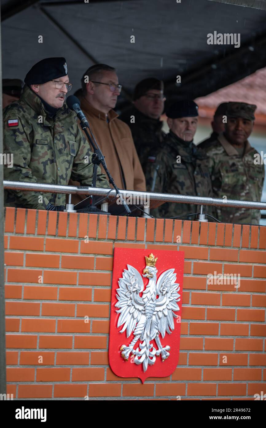 Generalmajor der polnischen Armee Dariusz Parylak, Stabschef des Generalkommandos, hält während der Übergabe eine Rede, die die Zeremonie in Bemowo Piskie, Polen, am 2. Februar 2023 übernahm. Die polnische Armee arbeitet stolz mit der 1. Infanterie-Division, NATO-Verbündeten und regionalen Sicherheitspartnern zusammen, um dem V-Corps unter Amerikas vorwärtsgerichtetem Korps in Europa Kampfkräfte zu liefern. Stockfoto