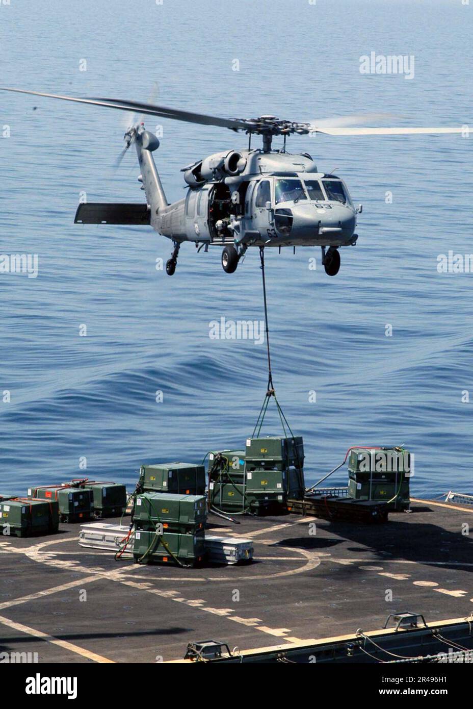 US Navy an MH60s Knight Hawk liefert eine Kiste mit Kampfmitteln an