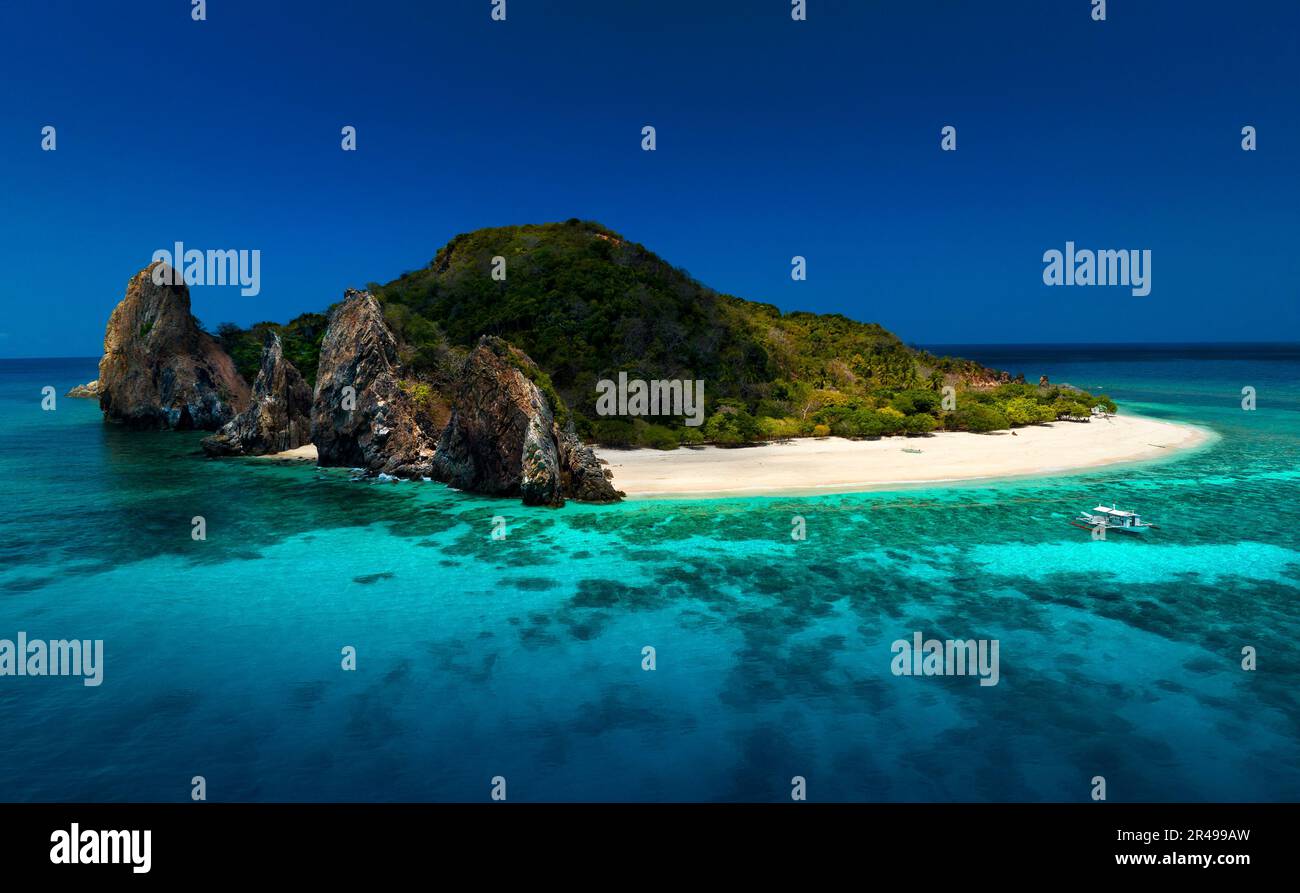 Dumunpalit Island, auch bekannt als Schildkröteninsel, liegt in der Mindoro-Straße, etwa 18 km von der Busunga-Insel auf den Philippinen entfernt. Stockfoto