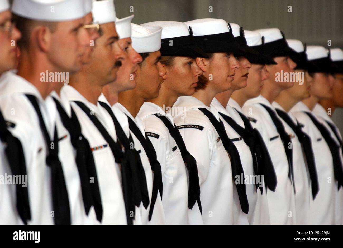 US Navy-Matrosen, die der NSA Souda Bay zugeteilt sind, beobachten eine Zeremonie zum Kommandowechsel wo Stockfoto