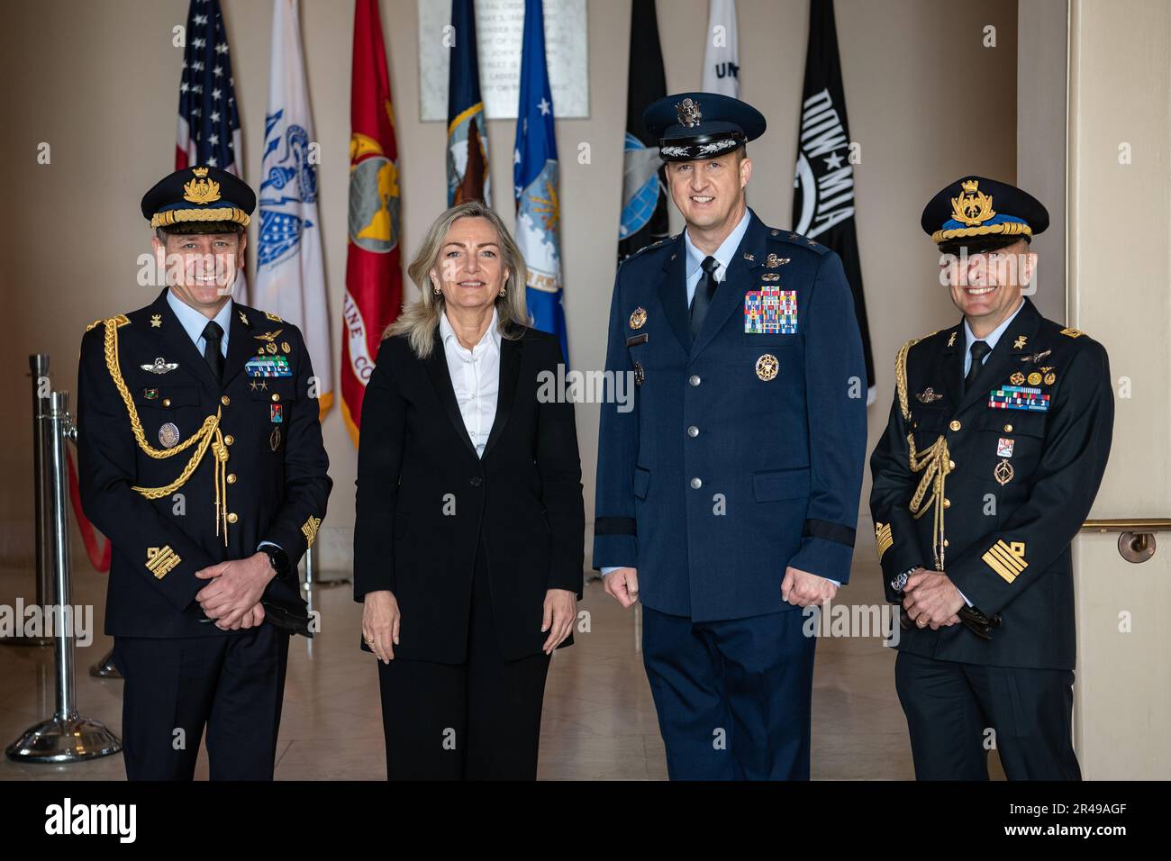 Italienischer Botschafter in den USA Mariangela Zappia (zweite nach links), Generalmajor Maurizio Cantiello (links) des italienischen Verteidigungsattaché und stellvertretender Staatssekretär der USA General Julian C. Cheater der Luftwaffe (zweite nach rechts) posieren für ein Foto im Memorial Amphitheater Display Room am Arlington National Cemetery, Arlington, Virginia, 28. März 2023. Alle waren bei ANC für eine öffentliche Kranzlage am Grab des unbekannten Soldaten anlässlich des 100. Jahrestages der Gründung der italienischen Luftwaffe. Die Veranstaltung umfasste eine Überführung von vier T6-Flugzeugen. Stockfoto
