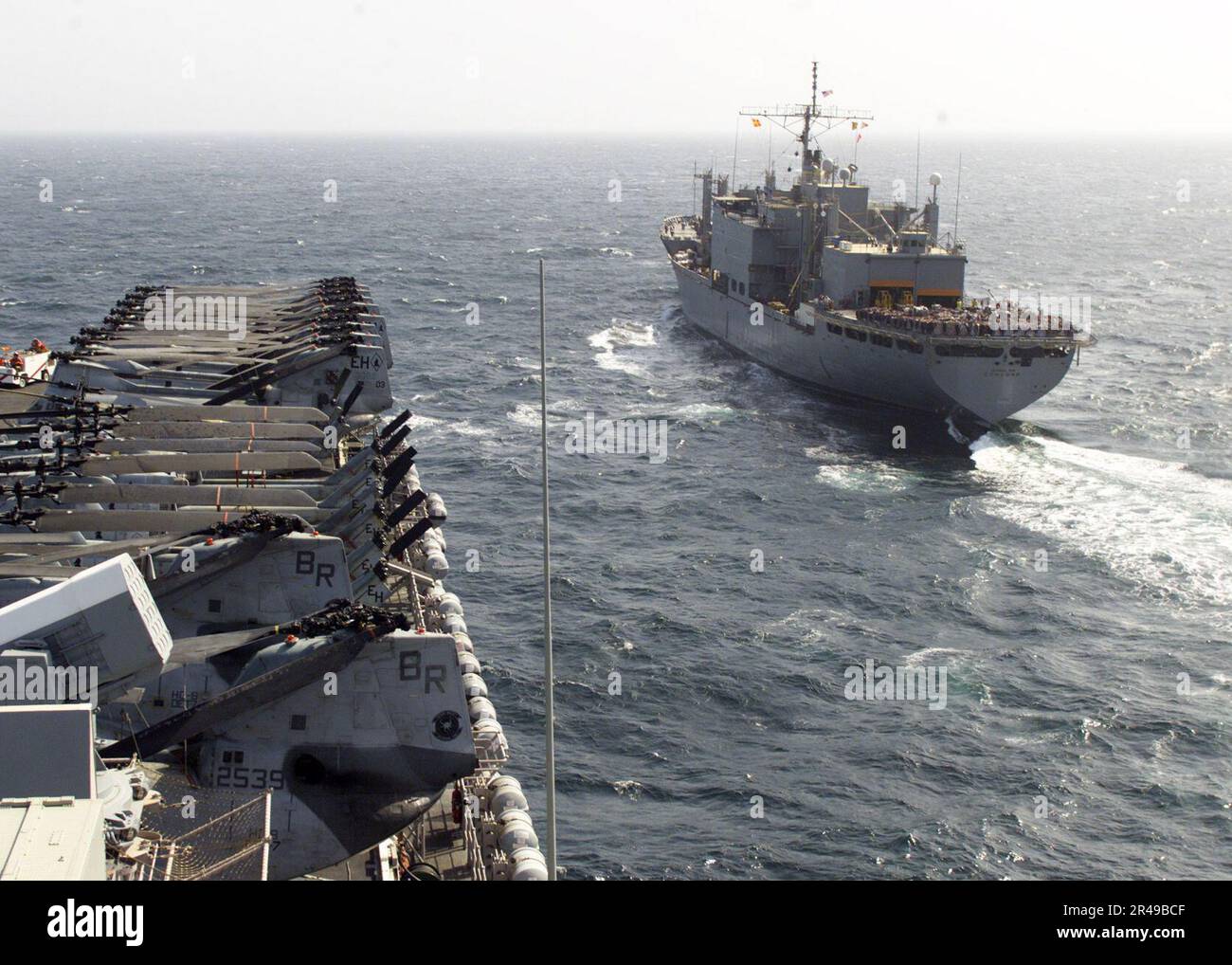 US Navy USS Iwo Jima (Linkslenker 7) zieht an der Seite des